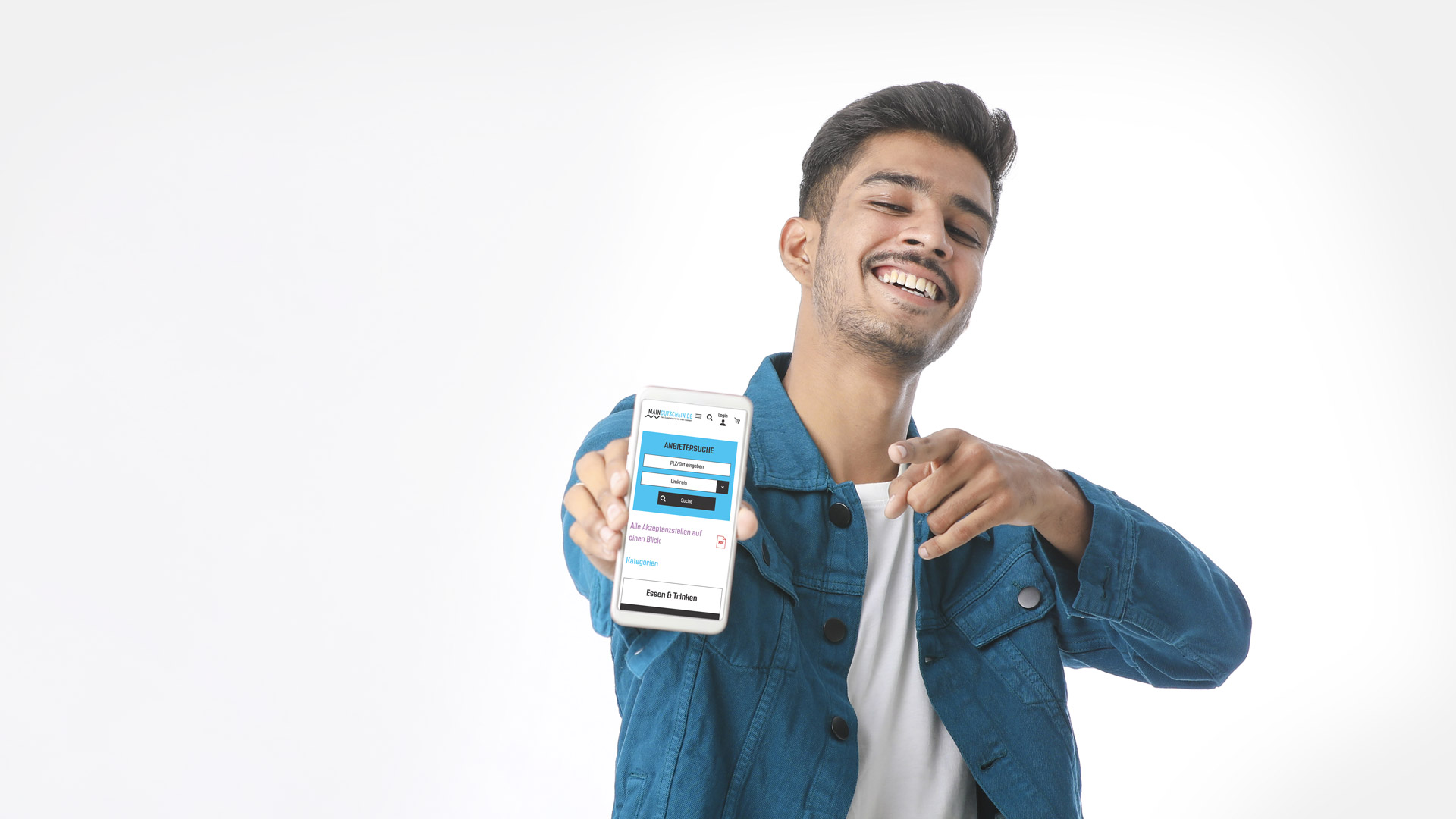 Junger Mann zeigt Handy mit Website Maingutschein
