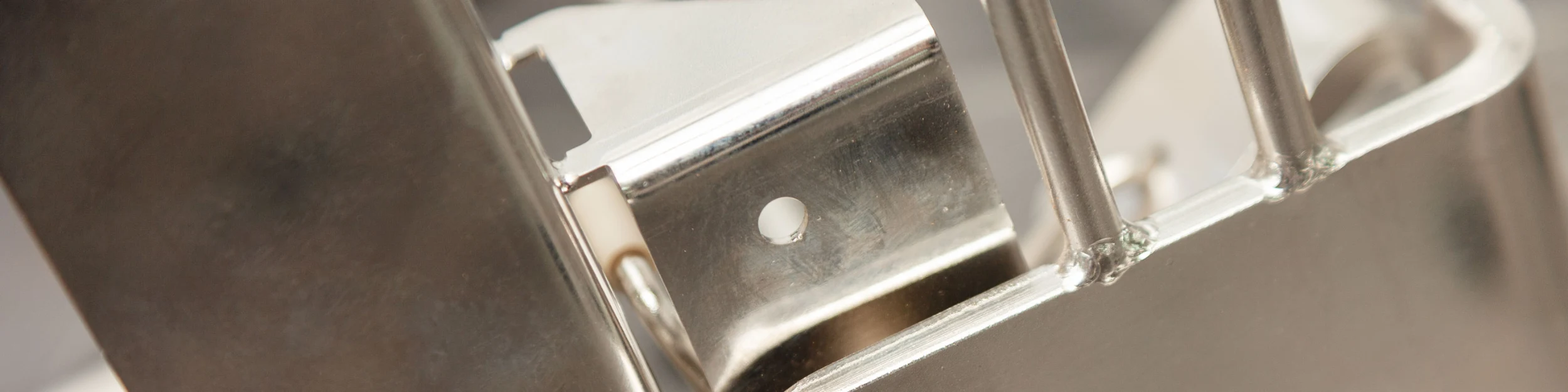 Gefertigte Baugruppe aus Metall mit angewandter Biegetechnik und Schweißtechnik