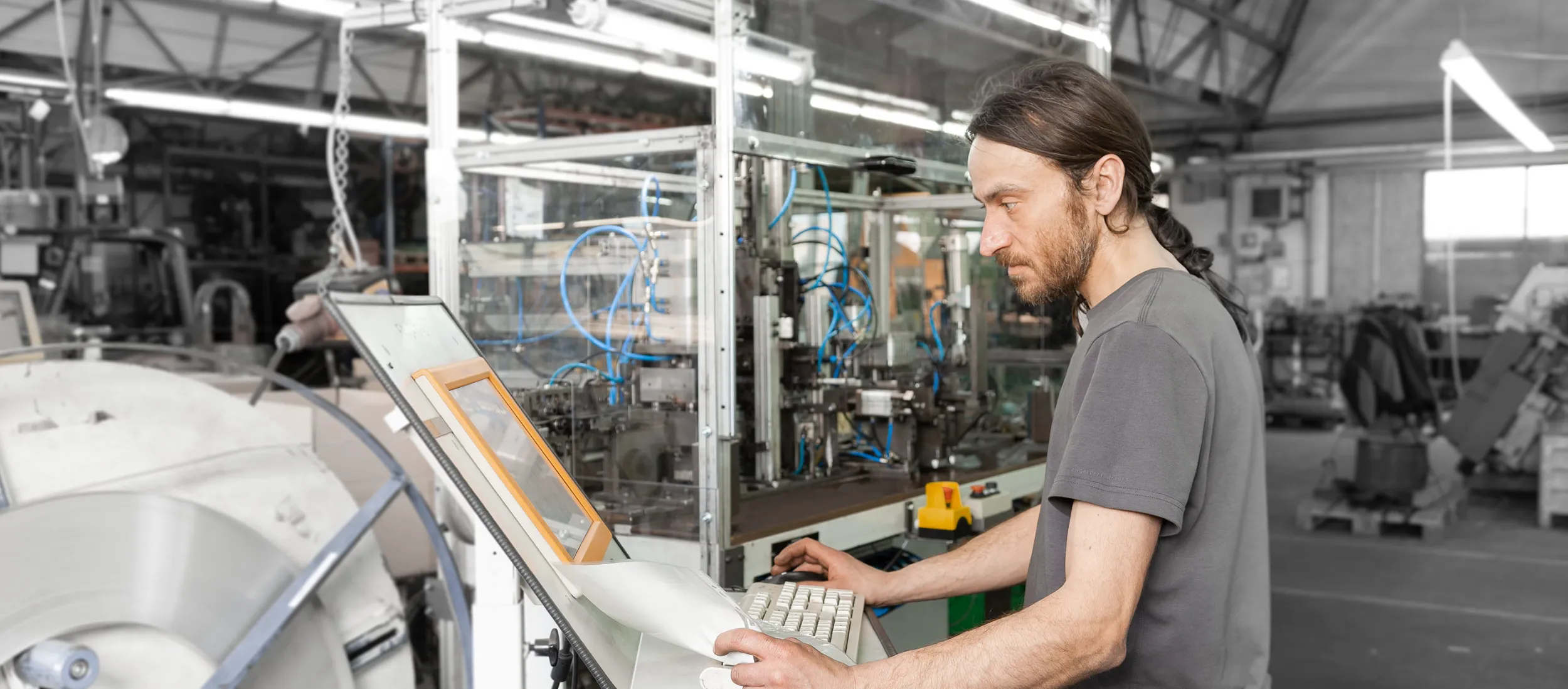 Arbeiter bedient Maschine zum Drahtbiegen
